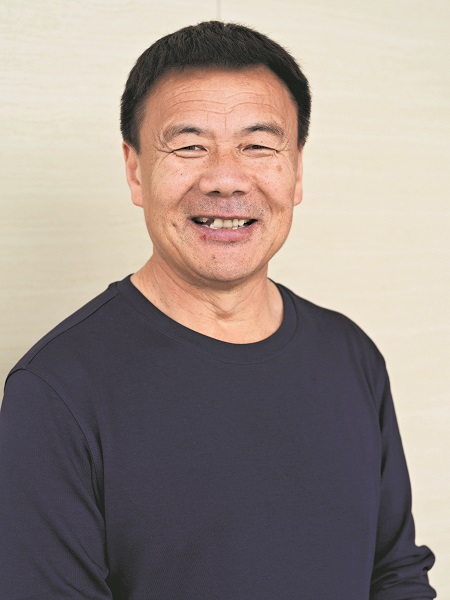 王計(jì)兵  1969年生于江蘇徐州，“外賣(mài)詩(shī)人”，已出版詩(shī)集《趕時(shí)間的人》《我笨拙地愛(ài)著這個(gè)世界》《低處飛行》《手持人間一束光》《世界把我照亮》、非虛構(gòu)文集《成珍》。