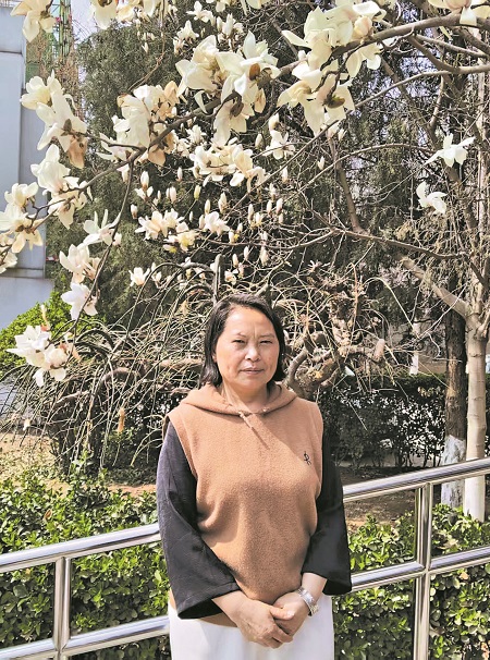 王柳云  1966年生于湖南婁底，曾是北漂清潔工，已出版散文集《青芥人生》《月光不迷路》《走過(guò)一座海》、長(zhǎng)篇小說(shuō)《風(fēng)吹起了月光》。