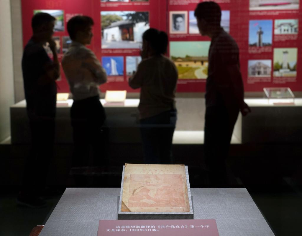 2023年7月25日，在中共一大紀念館內(nèi)展出的陳望道譯《共產(chǎn)黨宣言》首個中文全譯本。新華社記者 劉穎 攝