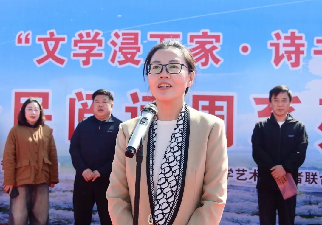山西省作家協(xié)會黨組成員、駐會副主席張鳳鵑