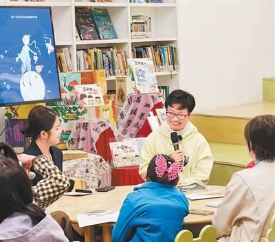 吳思宇（右二）在做閱讀分享。  　　受訪者供圖