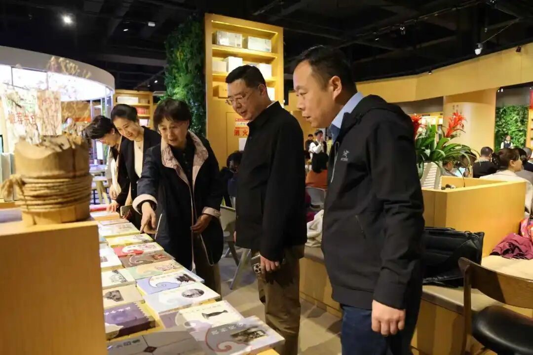 膠州市人大常委會副主任姜青華、膠州市文聯(lián)黨組書記、主席宋祥文等參觀膠州作家出版的作品