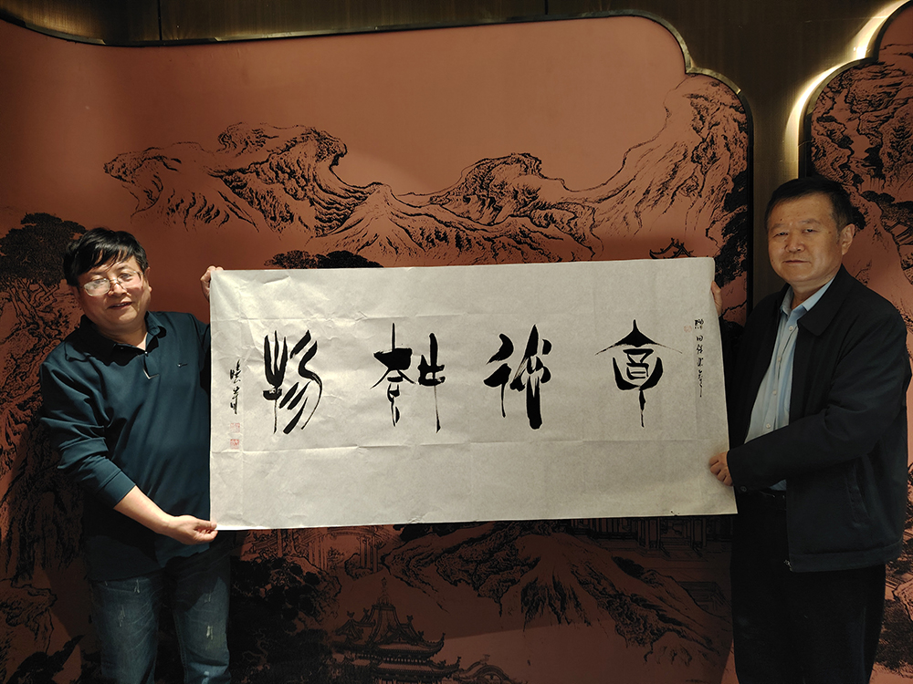 毛曉春老師向山東農(nóng)業(yè)大學(xué)捐贈(zèng)書(shū)法作品