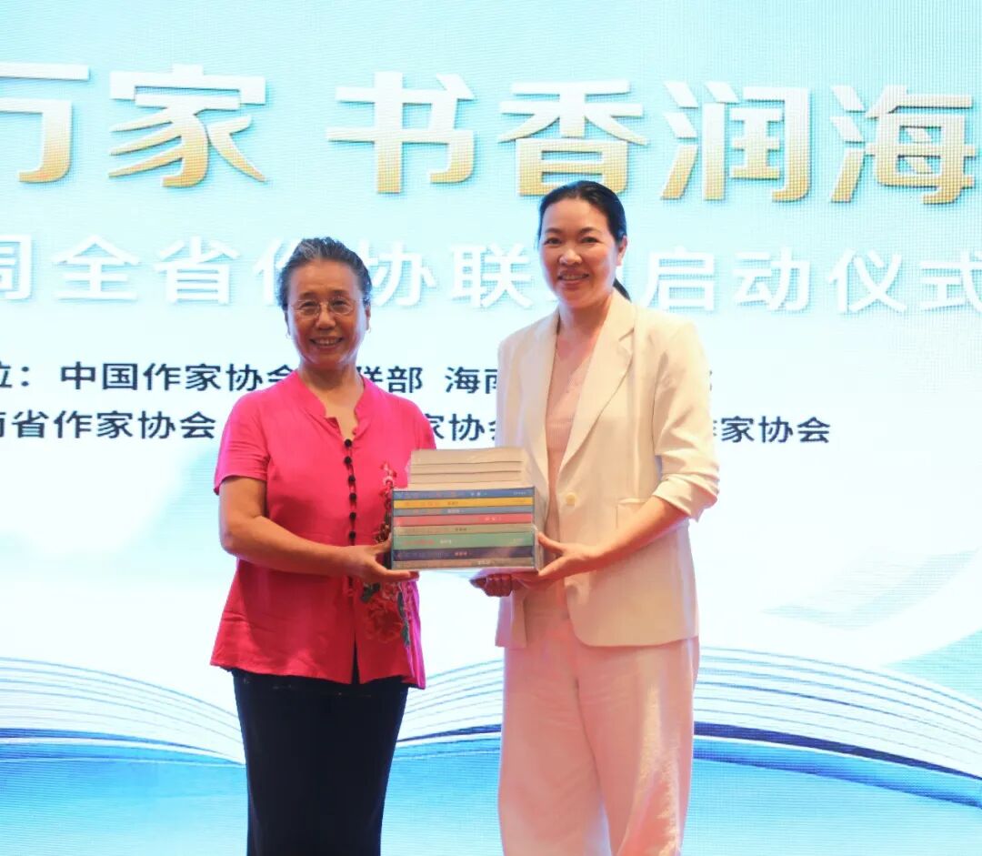 海南省委宣傳部文藝處處長(zhǎng)陳曼燕向三亞人文地理學(xué)會(huì)贈(zèng)送精品圖書