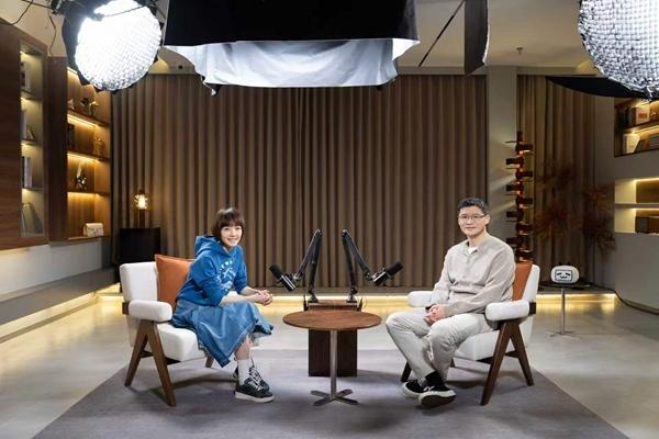 陳魯豫和中國(guó)政法大學(xué)教授羅翔在錄制視頻播客《陳魯豫·慢談》。受訪者供圖