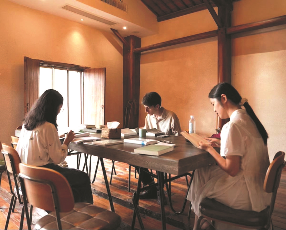 駐地譯者們?cè)谧g者之家工作 馬 柱 攝