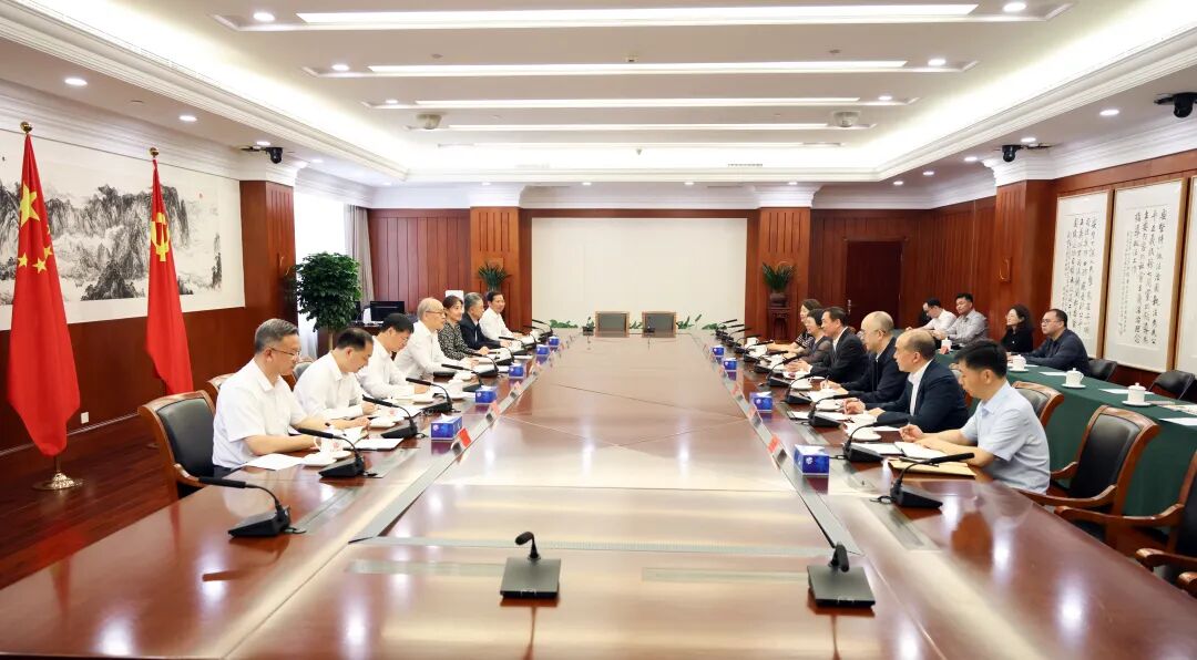 5月13日，最高人民法院黨組書記、院長張軍與中國作協(xié)主席、黨組書記張宏森一行座談。
