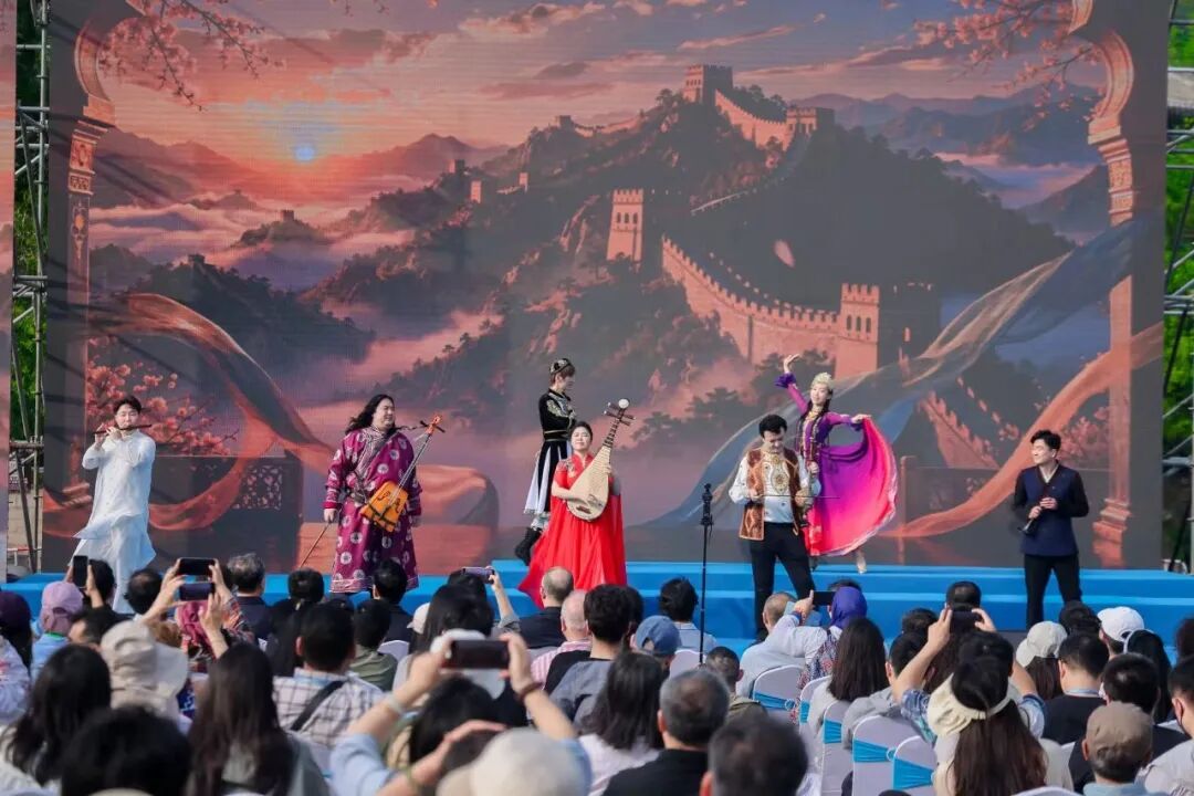 開(kāi)場(chǎng)樂(lè)舞《青春舞曲》