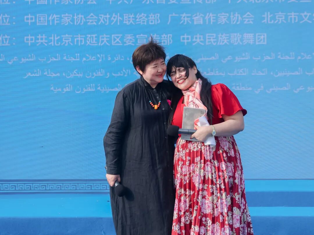 何向陽(yáng)與埃及翻譯家、作家米拉一同用各自母語(yǔ)朗誦何向陽(yáng)詩(shī)作《長(zhǎng)城》