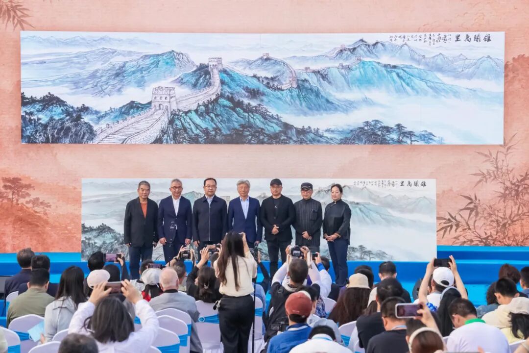 中國(guó)美協(xié)主席范迪安（左四）將巨幅國(guó)畫(huà)作品《雄關(guān)萬(wàn)里》捐贈(zèng)給北京市延慶區(qū)，延慶區(qū)委常委、宣傳部部長(zhǎng)宋豪杰（左三）代表延慶區(qū)接受捐贈(zèng)
