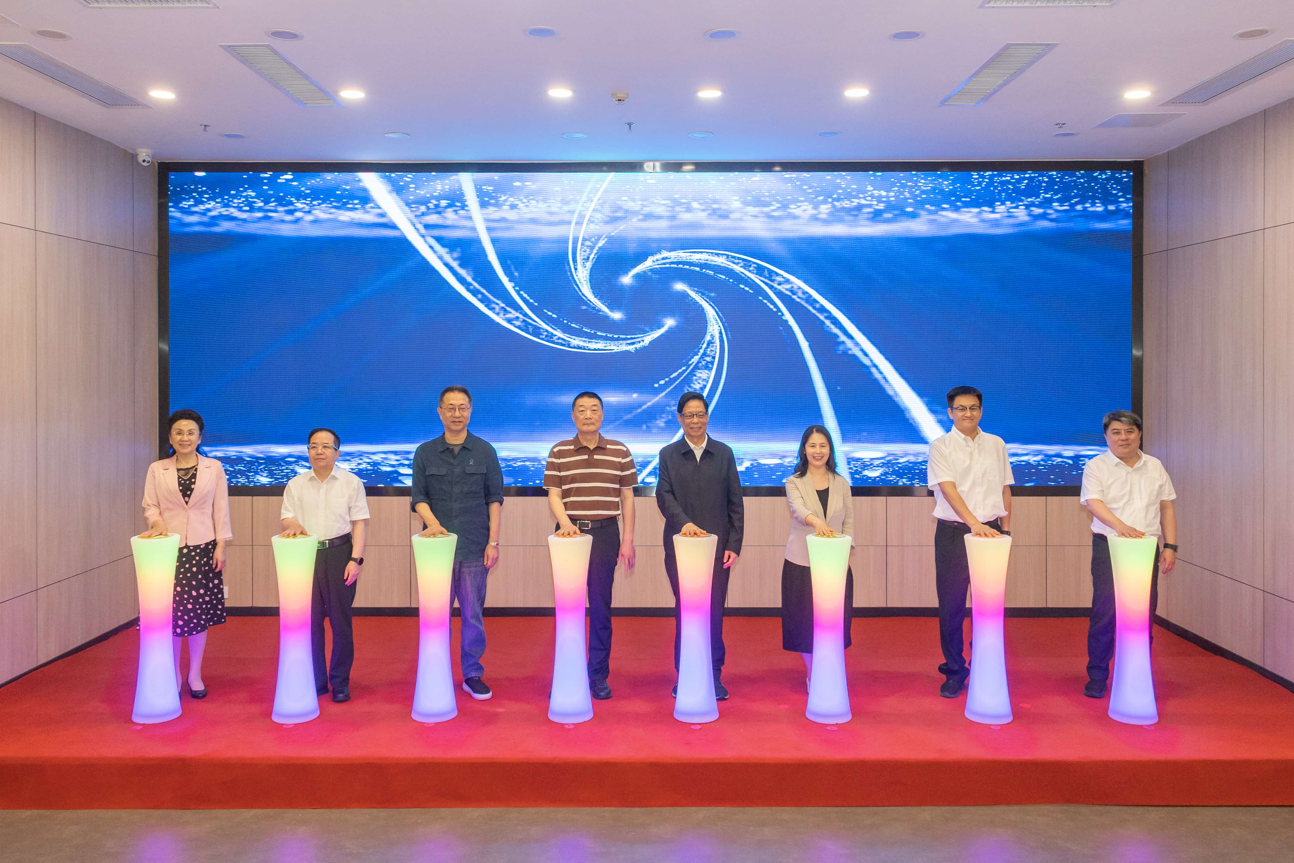 徐貴祥、李一鳴、張帆、李東河、黃建雄、鄢萍、付秀瑩、陳登峰共同上臺按下啟動器