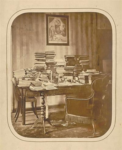 陀思妥耶夫斯基書(shū)房舊照，1881年攝于舊魯薩。19世紀(jì)70年代，作家曾在此居住并創(chuàng)作小說(shuō)《群魔》等作品。