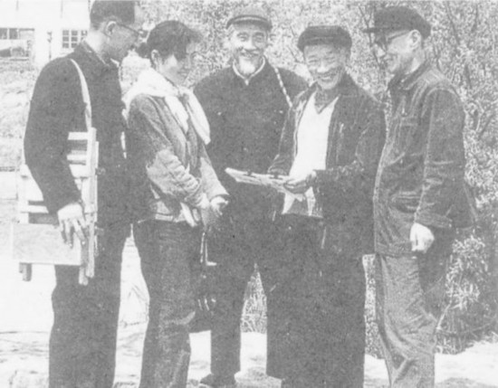 林風(fēng)眠（右二）與關(guān)良等在上海市郊寫(xiě)生（約1950年代）