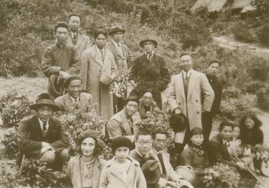 1936年林風(fēng)眠帶領(lǐng)杭州國(guó)立藝專(zhuān)教師們到超山郊游并憑吊吳昌碩墓（前排左起為林風(fēng)眠、妻子艾麗絲、女兒蒂娜）林風(fēng)眠（約1930年代）