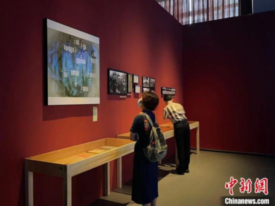 展覽現(xiàn)場?！⊥τ?攝