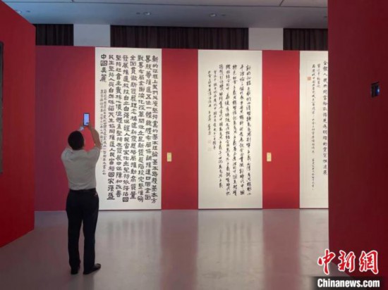 展覽現(xiàn)場?！⊥τ?攝