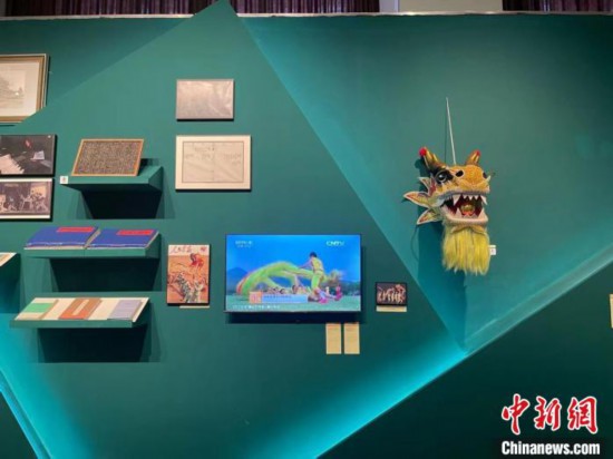 除了畫作、雕塑等，非遺也在現(xiàn)場展出?！⊥τ?攝