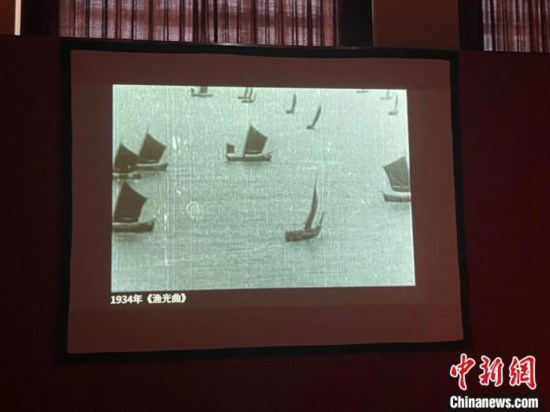 耳熟能詳?shù)摹稘O光曲》在現(xiàn)場播放。　童笑雨 攝