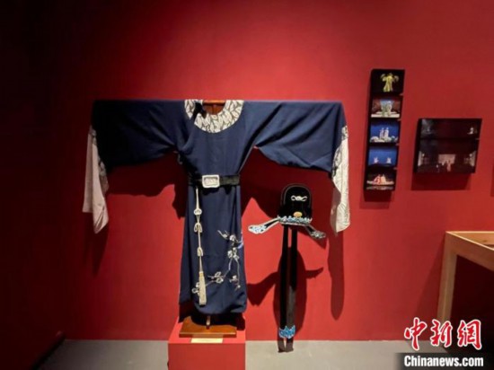 現(xiàn)場展出的戲服。　童笑雨 攝