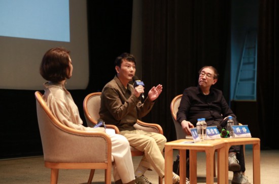 上圖講座現(xiàn)場，左起依次是主持沈祎；歌手、收藏家張信哲；復旦大學新聞學院教授顧錚。
