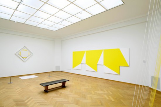 海牙藝術博物館“移動的蒙德里安”展覽現(xiàn)場，蒙德里安作品與當代藝術家作品并陳。